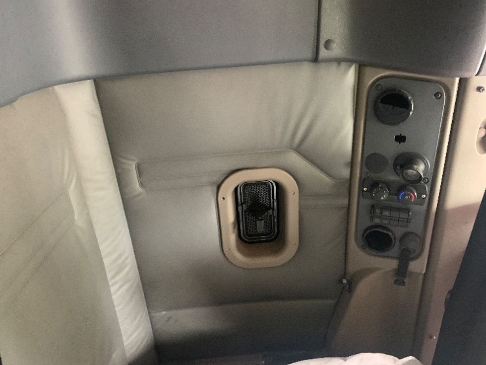 Sleeper Tractor-Heavy Duty Tractors-Freightliner-2019-Cascadia 11364ST-Concord-NC-635,495\n\t\tmiles-$ 15,500 - Image 18