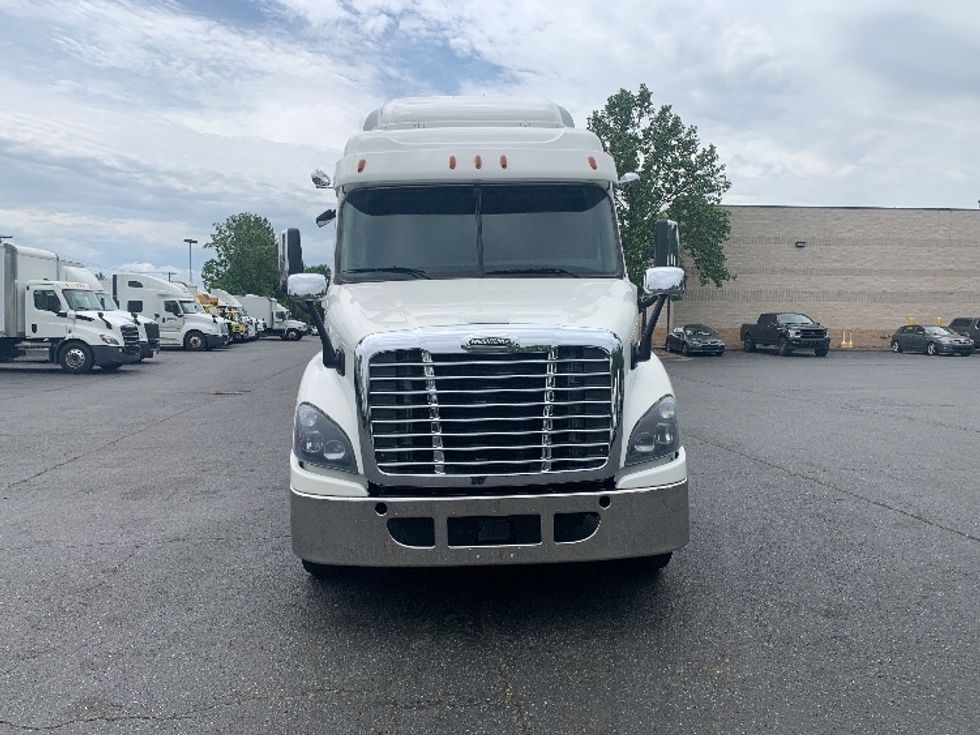 Sleeper Tractor-Heavy Duty Tractors-Freightliner-2019-Cascadia 11364ST-Concord-NC-635,495\n\t\tmiles-$ 15,500 - Image 2