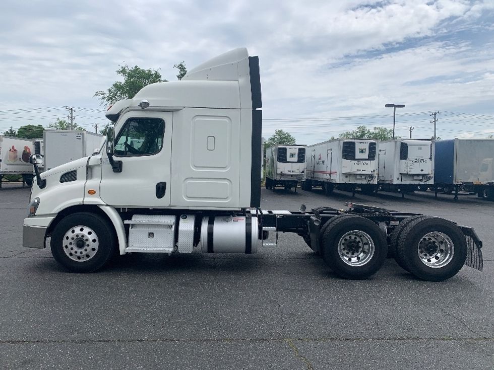 Sleeper Tractor-Heavy Duty Tractors-Freightliner-2019-Cascadia 11364ST-Concord-NC-635,495\n\t\tmiles-$ 15,500 - Image 4