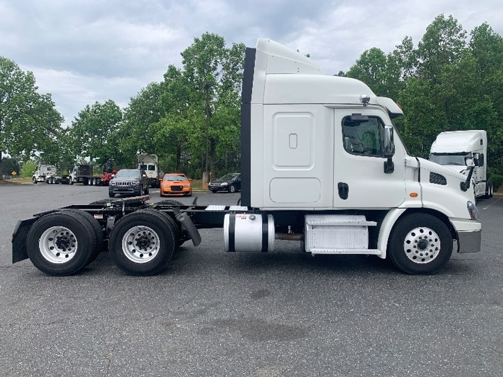 Sleeper Tractor-Heavy Duty Tractors-Freightliner-2019-Cascadia 11364ST-Concord-NC-635,495\n\t\tmiles-$ 15,500 - Image 8
