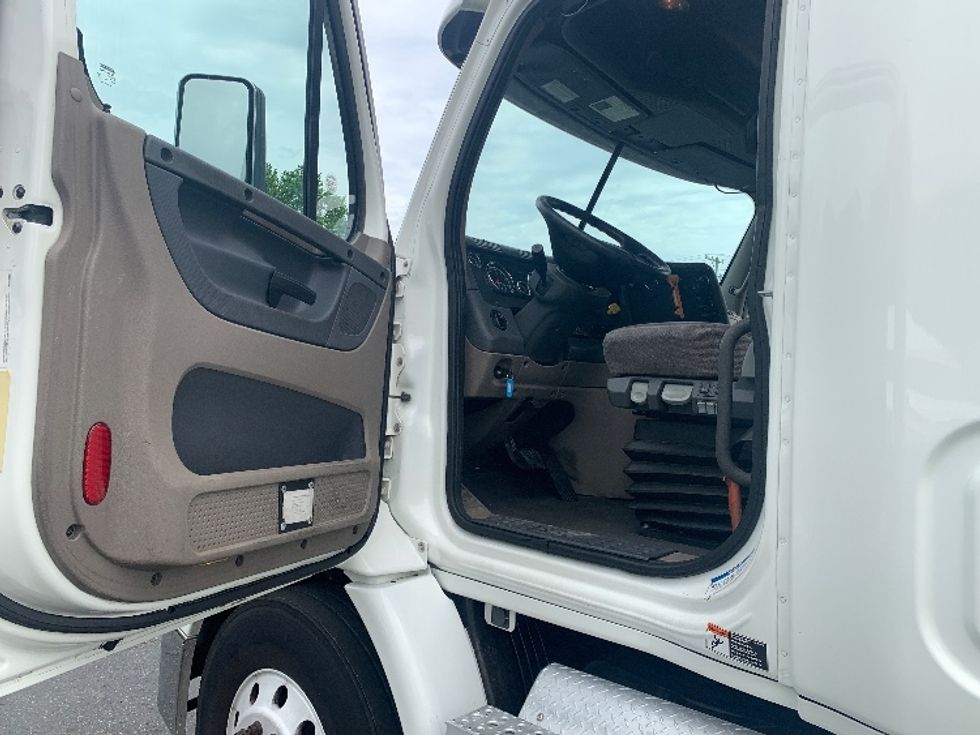 Sleeper Tractor-Heavy Duty Tractors-Freightliner-2019-Cascadia 11364ST-Concord-NC-635,495\n\t\tmiles-$ 15,500 - Image 9