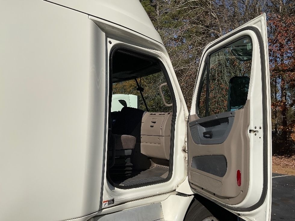 Sleeper Tractor-Heavy Duty Tractors-Freightliner-2019-Cascadia 11364ST-Gainesville-GA-525,932\n\t\tmiles-$ 51,750 - Image 13