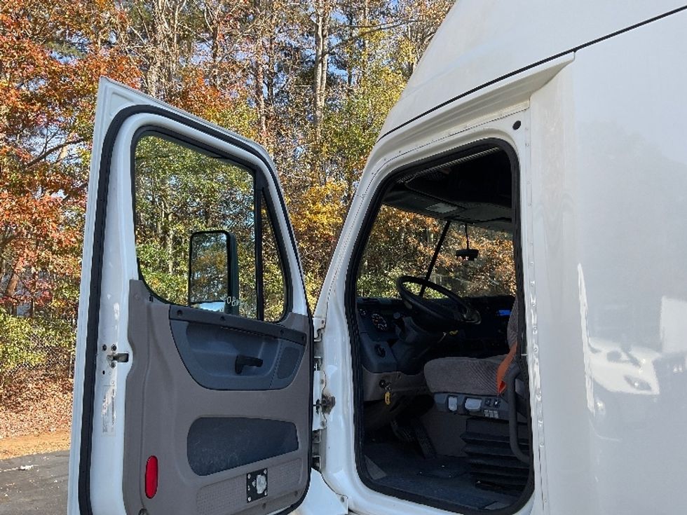 Sleeper Tractor-Heavy Duty Tractors-Freightliner-2019-Cascadia 11364ST-Gainesville-GA-525,932\n\t\tmiles-$ 51,750 - Image 9