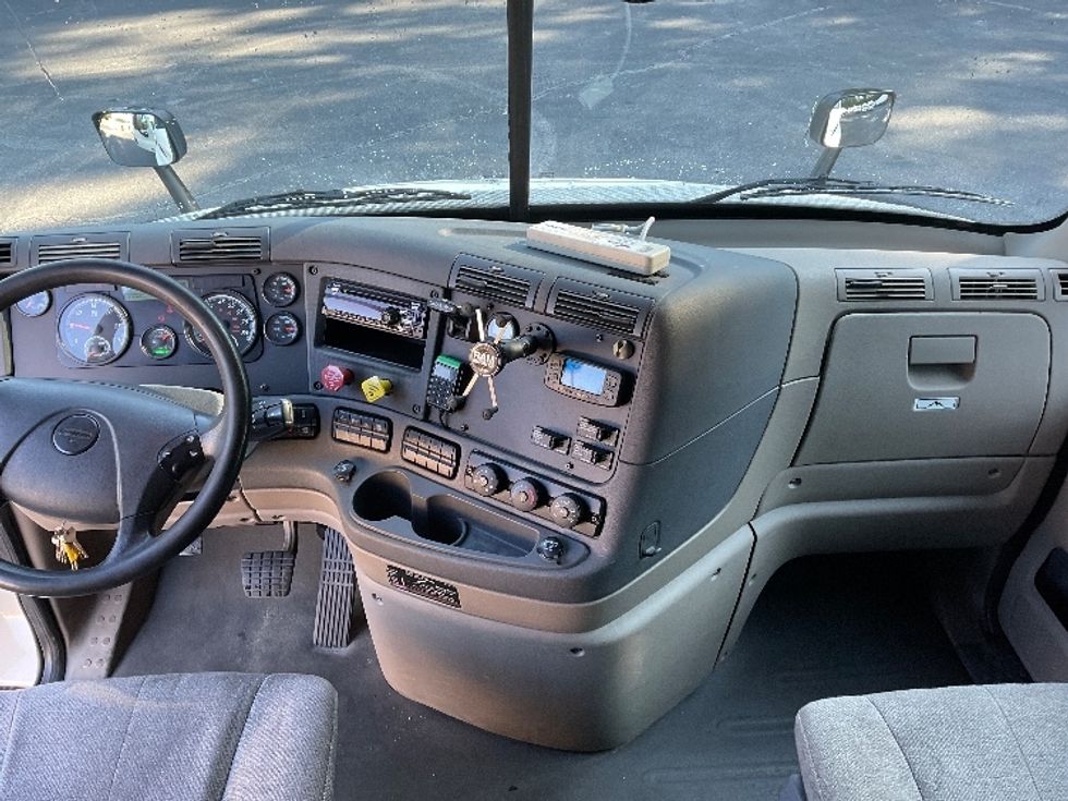 Sleeper Tractor-Heavy Duty Tractors-Freightliner-2019-Cascadia 11364ST-Gainesville-GA-574,301\n\t\tmiles-$ 49,750 - Image 12