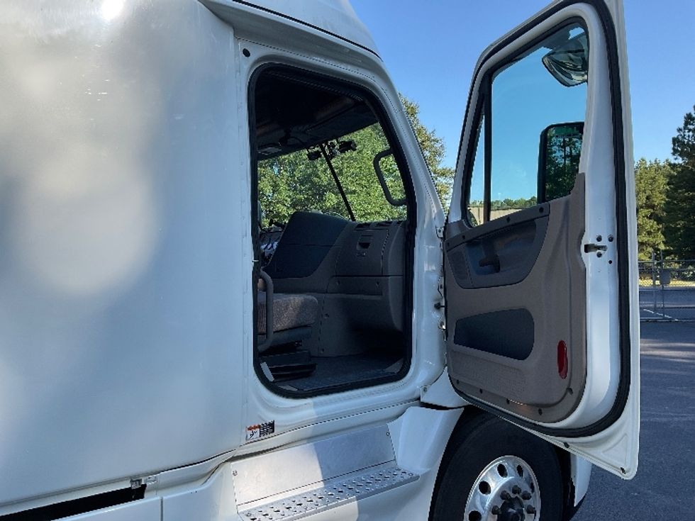 Sleeper Tractor-Heavy Duty Tractors-Freightliner-2019-Cascadia 11364ST-Gainesville-GA-574,301\n\t\tmiles-$ 49,750 - Image 13