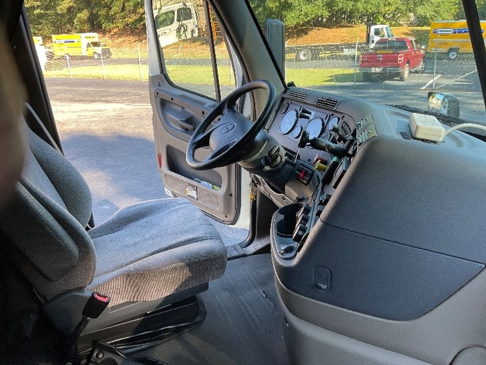 Sleeper Tractor-Heavy Duty Tractors-Freightliner-2019-Cascadia 11364ST-Gainesville-GA-574,301\n\t\tmiles-$ 49,750 - Image 15