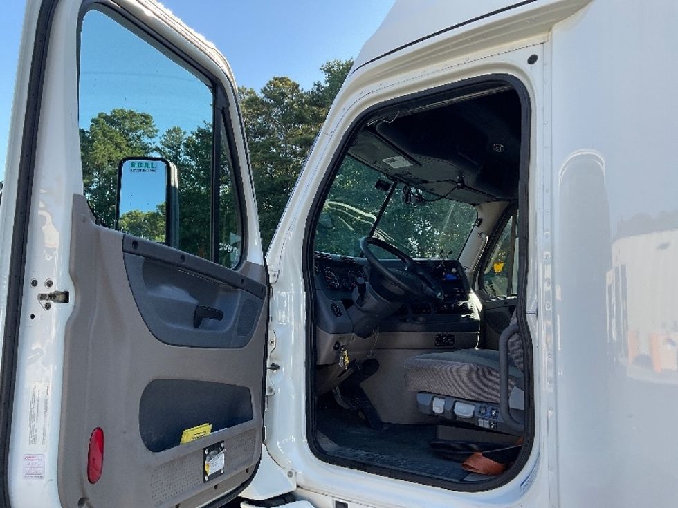 Sleeper Tractor-Heavy Duty Tractors-Freightliner-2019-Cascadia 11364ST-Gainesville-GA-574,301\n\t\tmiles-$ 49,750 - Image 9