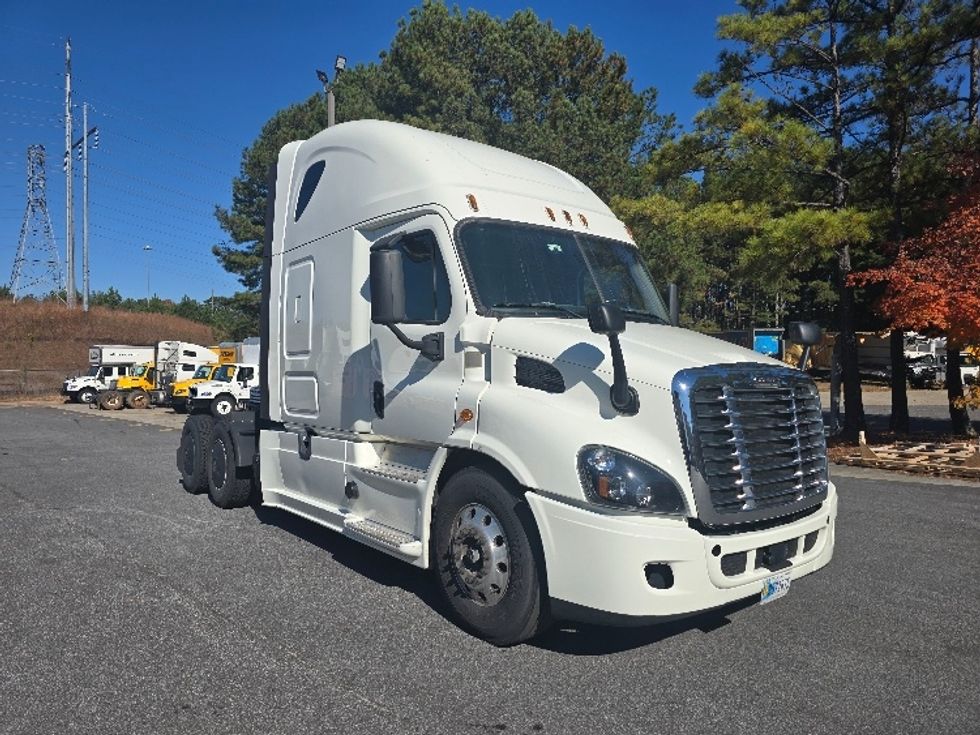 Sleeper Tractor-Heavy Duty Tractors-Freightliner-2019-Cascadia 11364ST-Gainesville-GA-608,255\n\t\tmiles-$ 47,000 - Image 1