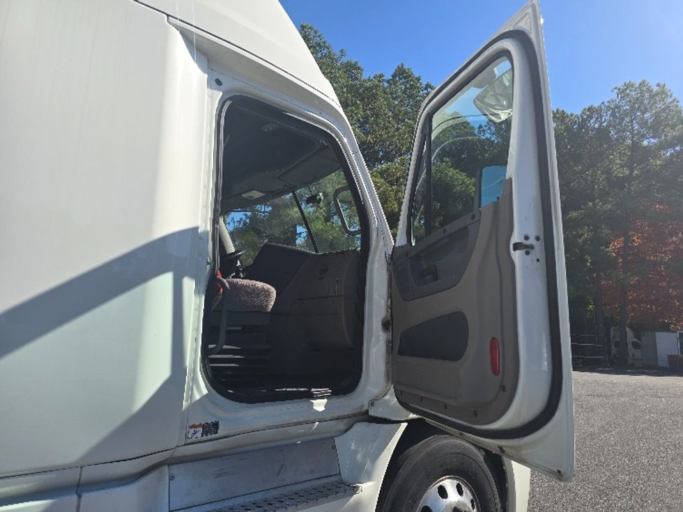 Sleeper Tractor-Heavy Duty Tractors-Freightliner-2019-Cascadia 11364ST-Gainesville-GA-608,255\n\t\tmiles-$ 47,000 - Image 13