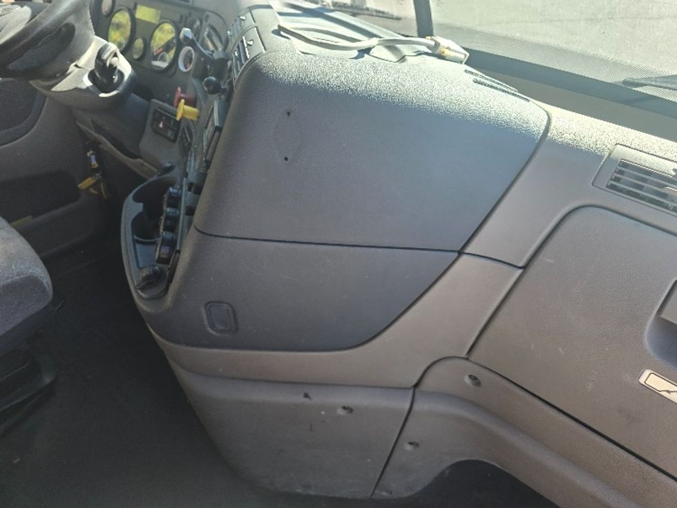 Sleeper Tractor-Heavy Duty Tractors-Freightliner-2019-Cascadia 11364ST-Gainesville-GA-608,255\n\t\tmiles-$ 47,000 - Image 15