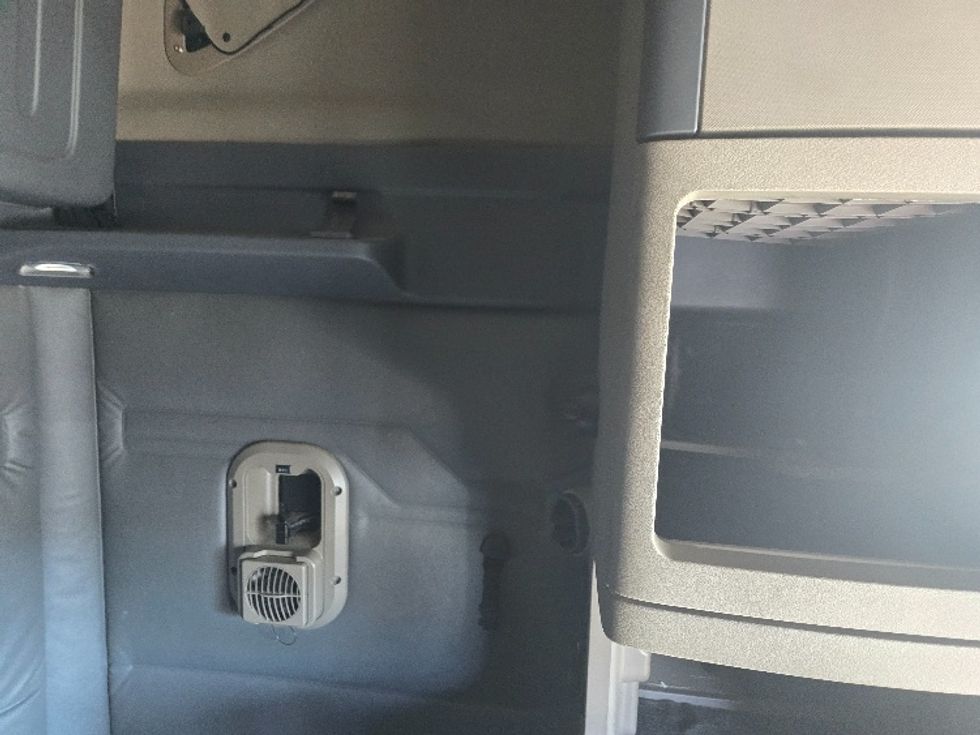 Sleeper Tractor-Heavy Duty Tractors-Freightliner-2019-Cascadia 11364ST-Gainesville-GA-608,255\n\t\tmiles-$ 47,000 - Image 18