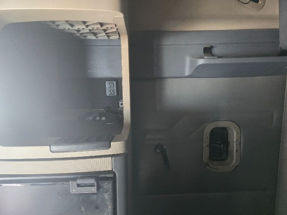 Sleeper Tractor-Heavy Duty Tractors-Freightliner-2019-Cascadia 11364ST-Gainesville-GA-608,255\n\t\tmiles-$ 47,000 - Image 19