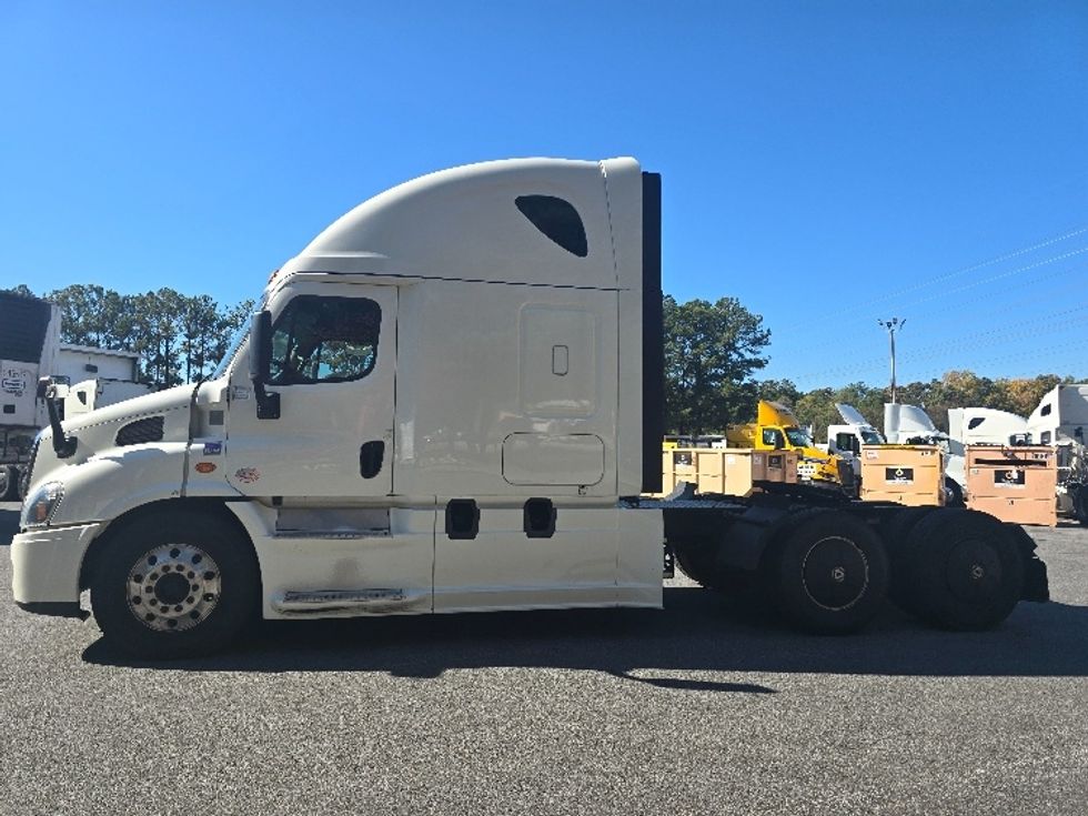Sleeper Tractor-Heavy Duty Tractors-Freightliner-2019-Cascadia 11364ST-Gainesville-GA-608,255\n\t\tmiles-$ 47,000 - Image 4
