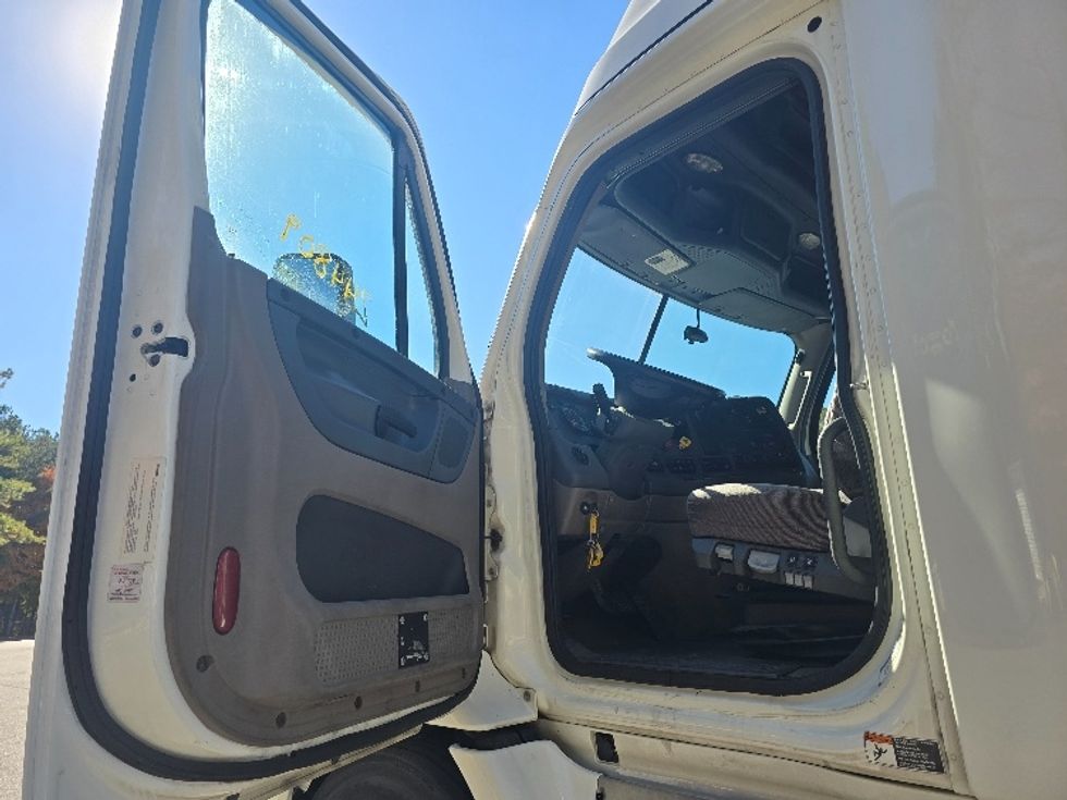 Sleeper Tractor-Heavy Duty Tractors-Freightliner-2019-Cascadia 11364ST-Gainesville-GA-608,255\n\t\tmiles-$ 47,000 - Image 9