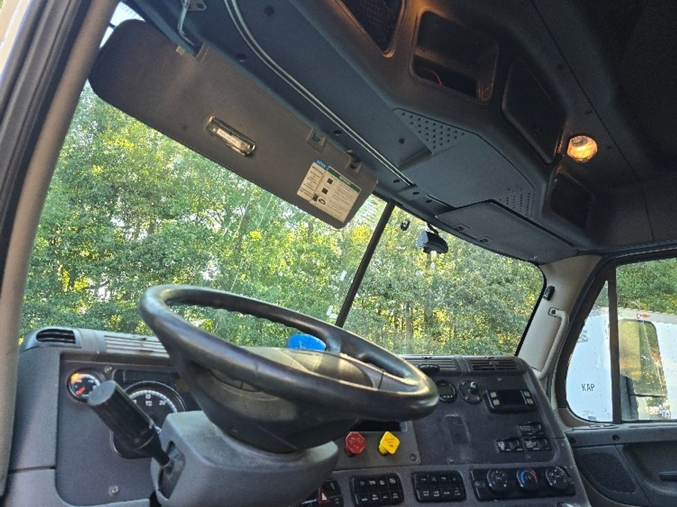 Sleeper Tractor-Heavy Duty Tractors-Freightliner-2019-Cascadia 11364ST-Gainesville-GA-623,134\n\t\tmiles-$ 47,000 - Image 10