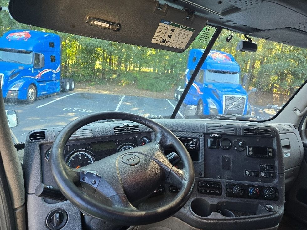 Sleeper Tractor-Heavy Duty Tractors-Freightliner-2019-Cascadia 11364ST-Gainesville-GA-623,134\n\t\tmiles-$ 47,000 - Image 11