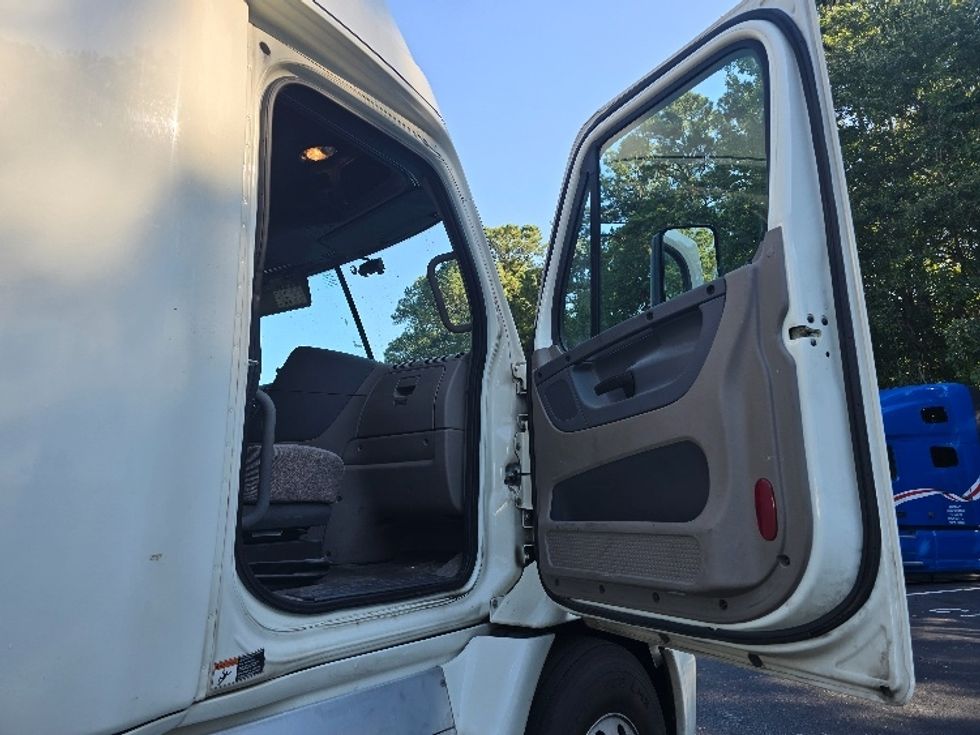 Sleeper Tractor-Heavy Duty Tractors-Freightliner-2019-Cascadia 11364ST-Gainesville-GA-623,134\n\t\tmiles-$ 47,000 - Image 13