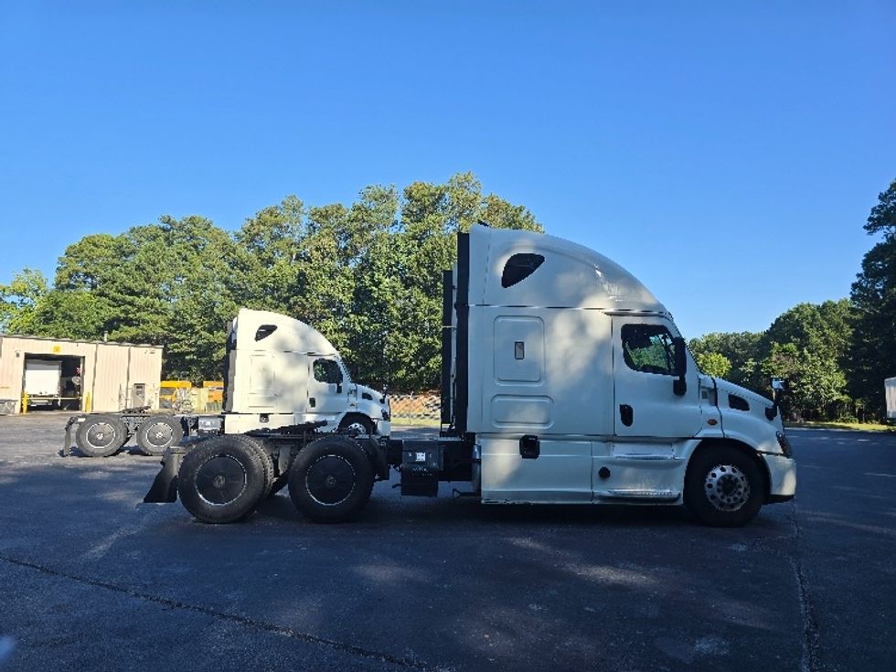 Sleeper Tractor-Heavy Duty Tractors-Freightliner-2019-Cascadia 11364ST-Gainesville-GA-623,134\n\t\tmiles-$ 47,000 - Image 8