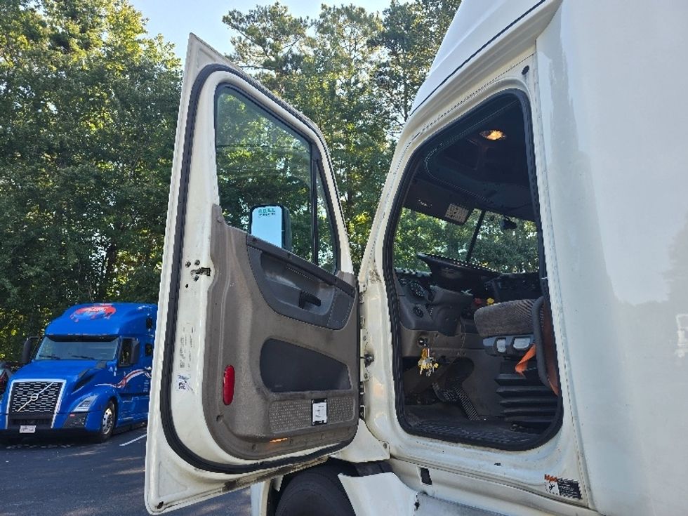 Sleeper Tractor-Heavy Duty Tractors-Freightliner-2019-Cascadia 11364ST-Gainesville-GA-623,134\n\t\tmiles-$ 47,000 - Image 9
