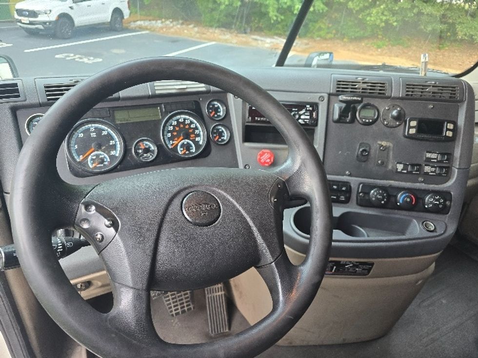 Sleeper Tractor-Heavy Duty Tractors-Freightliner-2019-Cascadia 11364ST-Gainesville-GA-640,529\n\t\tmiles-$ 45,000 - Image 11