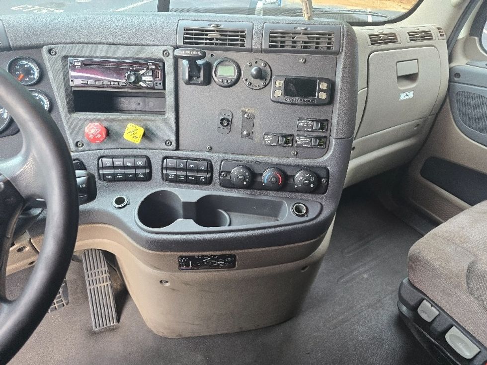 Sleeper Tractor-Heavy Duty Tractors-Freightliner-2019-Cascadia 11364ST-Gainesville-GA-640,529\n\t\tmiles-$ 45,000 - Image 12