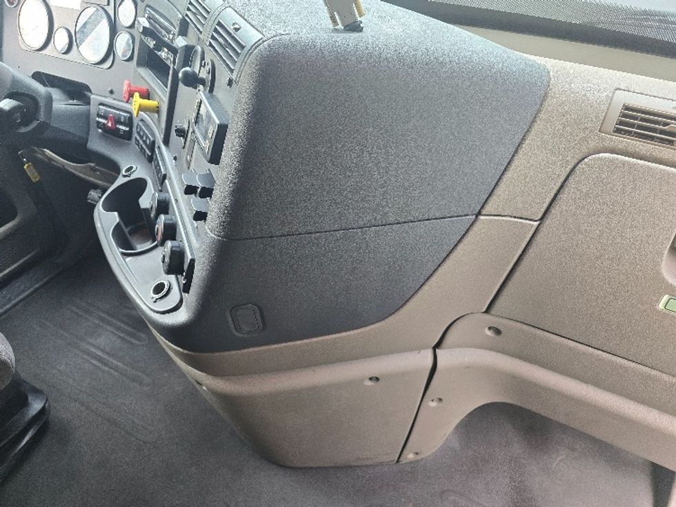 Sleeper Tractor-Heavy Duty Tractors-Freightliner-2019-Cascadia 11364ST-Gainesville-GA-640,529\n\t\tmiles-$ 45,000 - Image 15