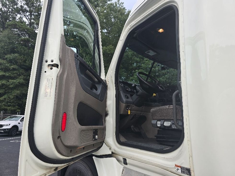 Sleeper Tractor-Heavy Duty Tractors-Freightliner-2019-Cascadia 11364ST-Gainesville-GA-640,529\n\t\tmiles-$ 45,000 - Image 9