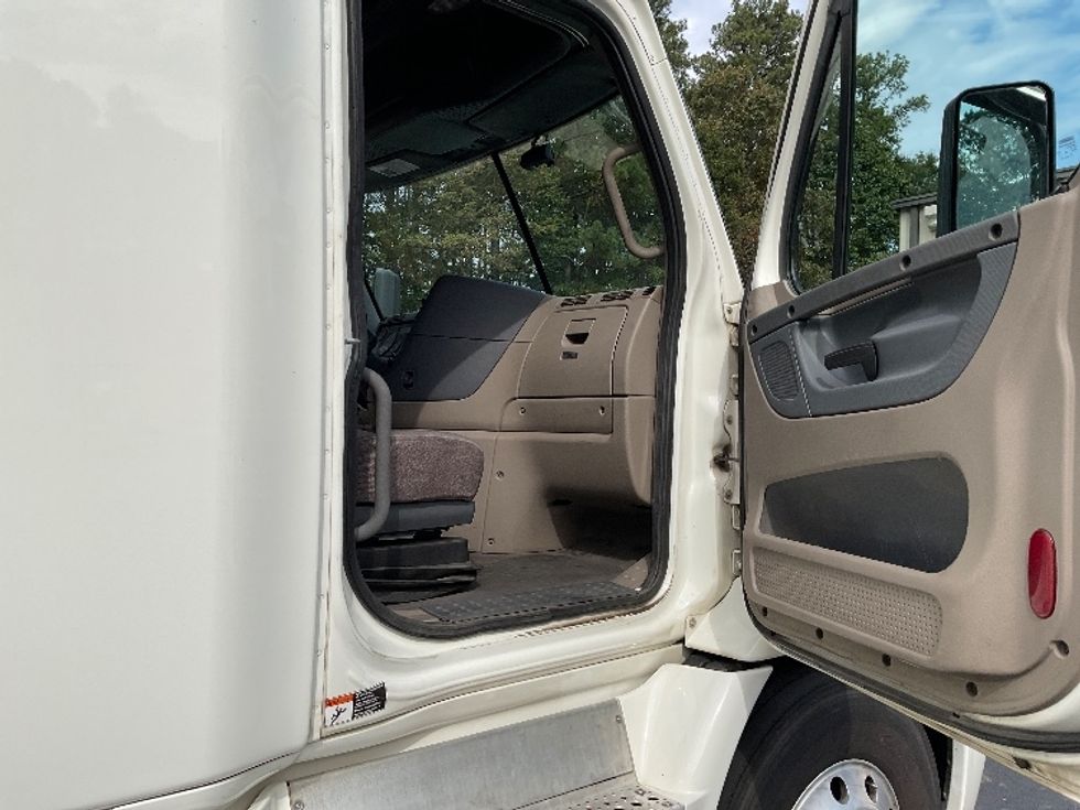 Sleeper Tractor-Heavy Duty Tractors-Freightliner-2019-Cascadia 11364ST-Gainesville-GA-641,525\n\t\tmiles-$ 47,000 - Image 13