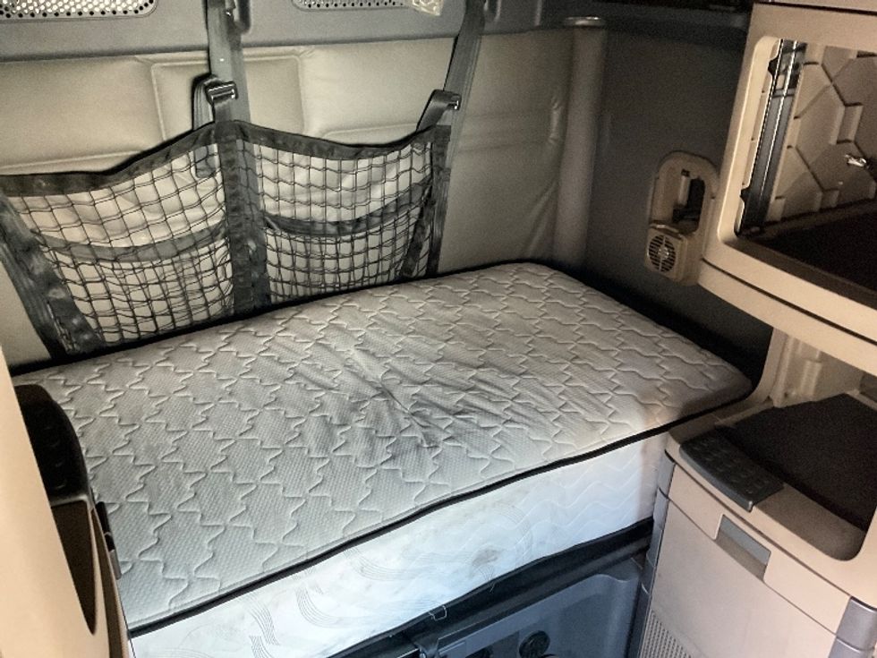 Sleeper Tractor-Heavy Duty Tractors-Freightliner-2019-Cascadia 11364ST-Gainesville-GA-641,525\n\t\tmiles-$ 47,000 - Image 17