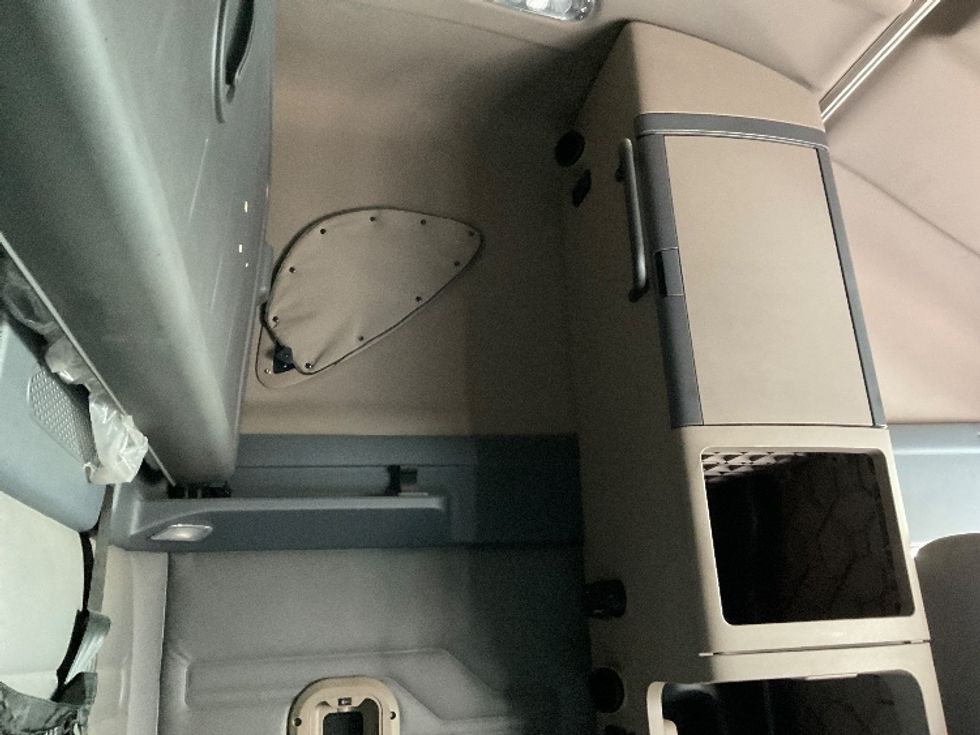 Sleeper Tractor-Heavy Duty Tractors-Freightliner-2019-Cascadia 11364ST-Gainesville-GA-641,525\n\t\tmiles-$ 47,000 - Image 18