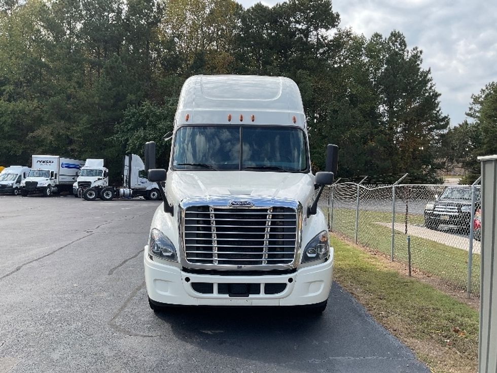 Sleeper Tractor-Heavy Duty Tractors-Freightliner-2019-Cascadia 11364ST-Gainesville-GA-641,525\n\t\tmiles-$ 47,000 - Image 2