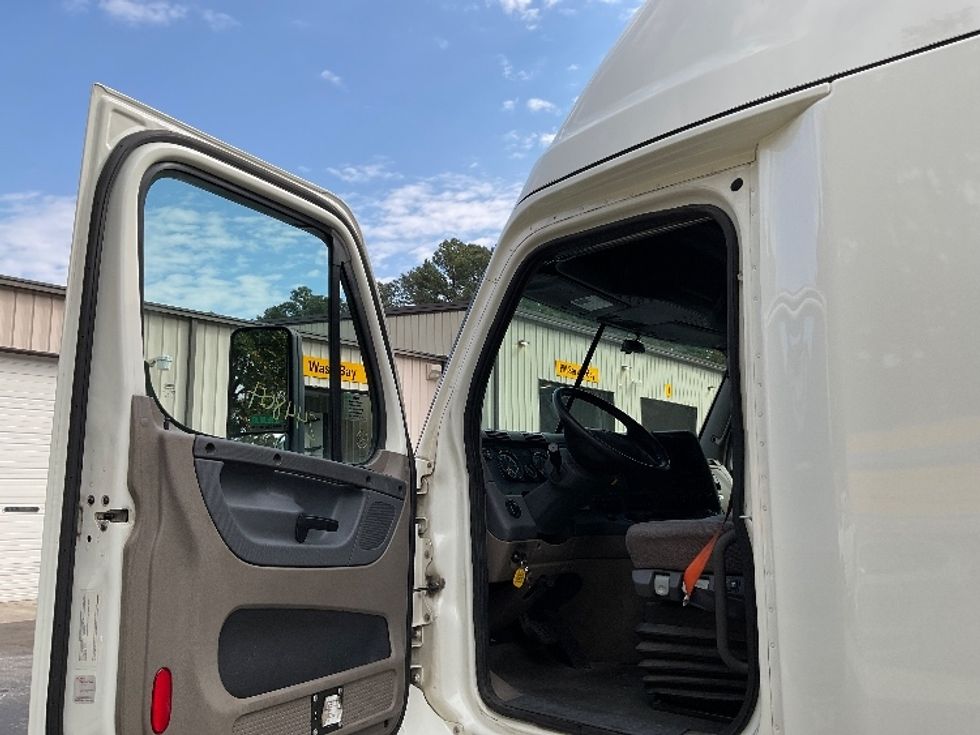 Sleeper Tractor-Heavy Duty Tractors-Freightliner-2019-Cascadia 11364ST-Gainesville-GA-641,525\n\t\tmiles-$ 47,000 - Image 9