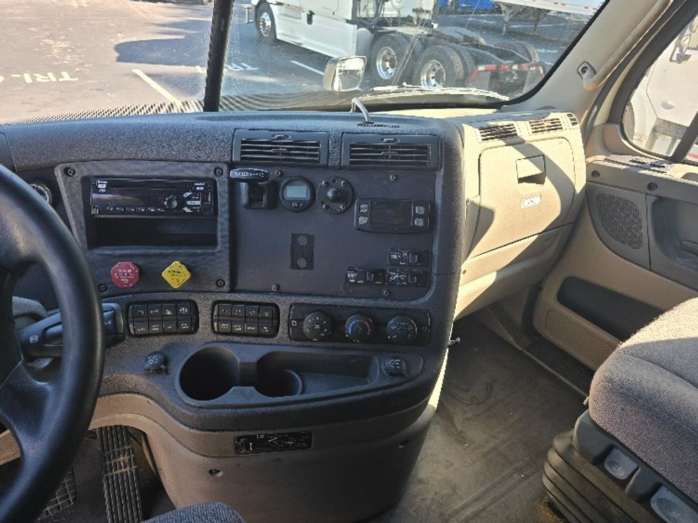 Sleeper Tractor-Heavy Duty Tractors-Freightliner-2019-Cascadia 11364ST-Gainesville-GA-669,675\n\t\tmiles-$ 43,250 - Image 12