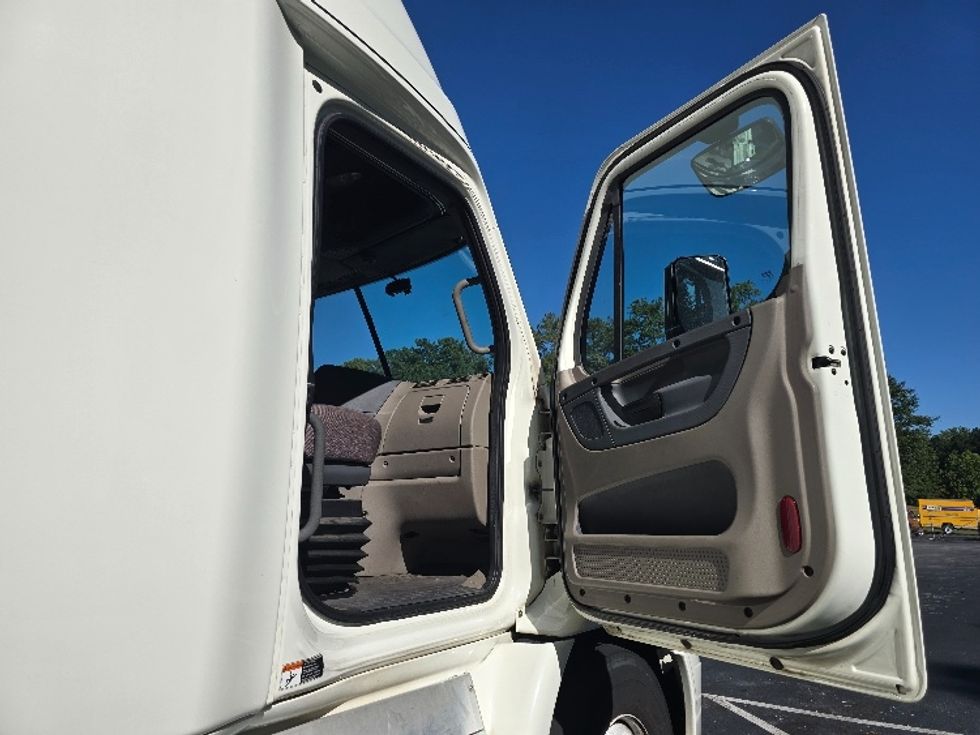 Sleeper Tractor-Heavy Duty Tractors-Freightliner-2019-Cascadia 11364ST-Gainesville-GA-669,675\n\t\tmiles-$ 43,250 - Image 13