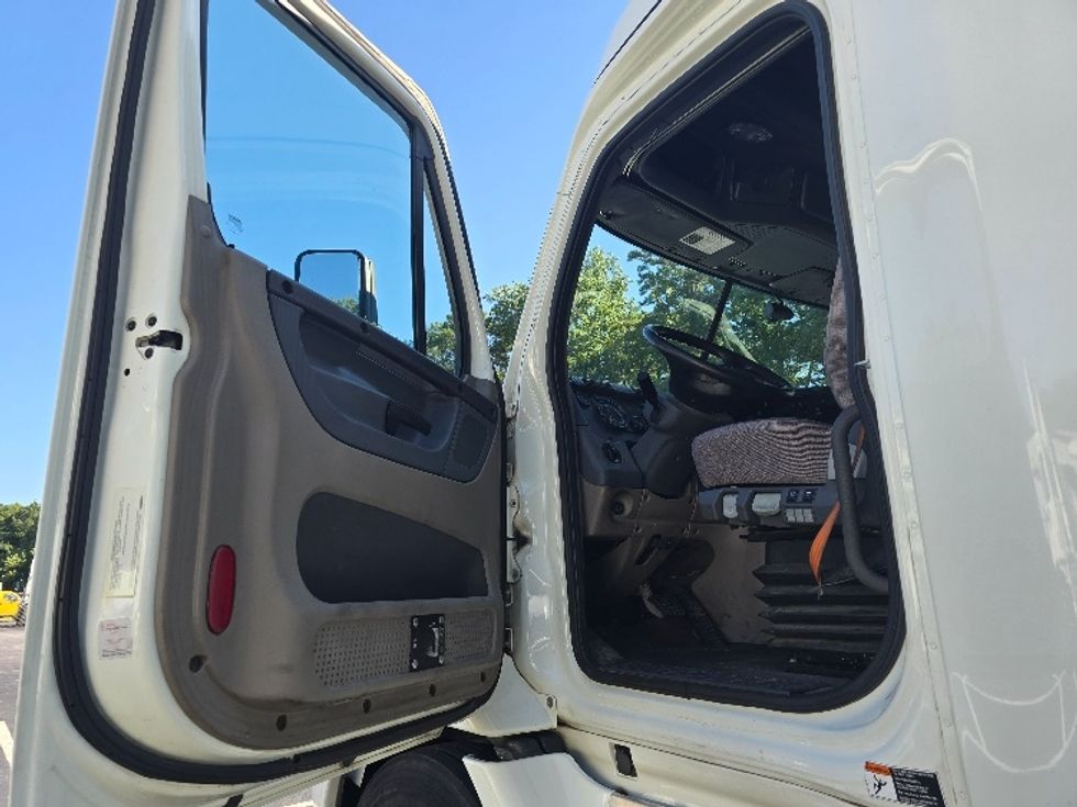 Sleeper Tractor-Heavy Duty Tractors-Freightliner-2019-Cascadia 11364ST-Gainesville-GA-669,675\n\t\tmiles-$ 43,250 - Image 9