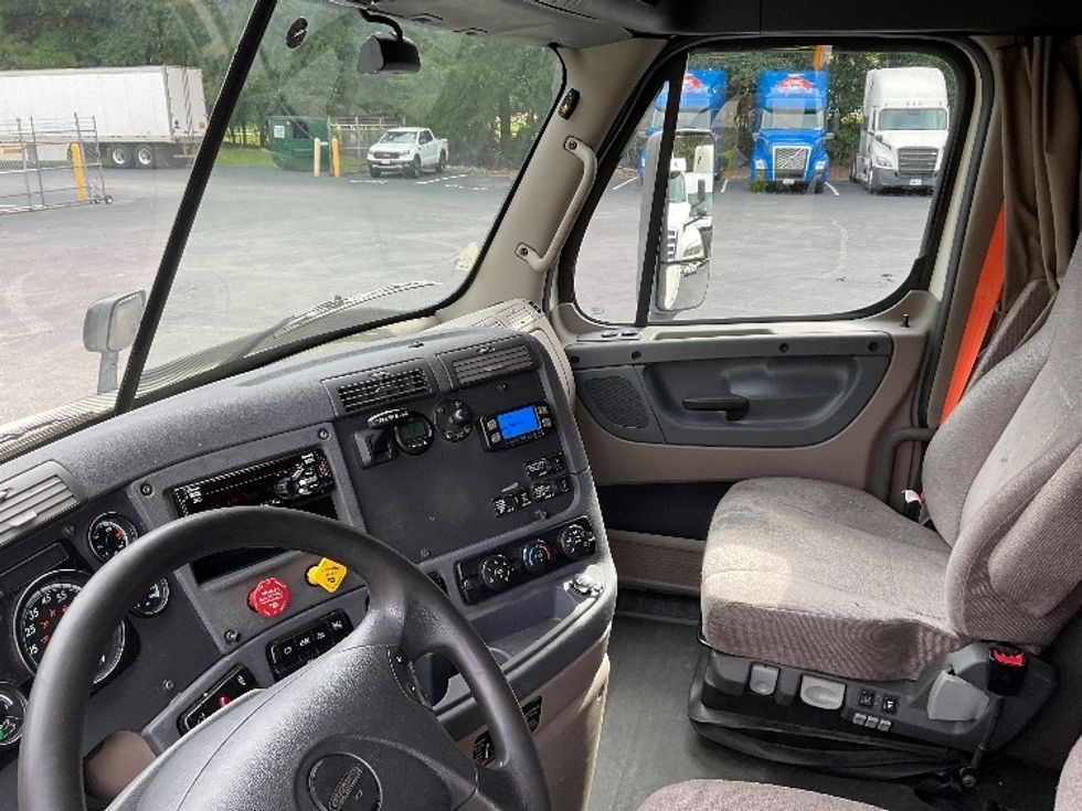 Sleeper Tractor-Heavy Duty Tractors-Freightliner-2019-Cascadia 11364ST-Gainesville-GA-705,115\n\t\tmiles-$ 40,750 - Image 10