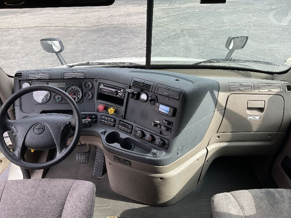 Sleeper Tractor-Heavy Duty Tractors-Freightliner-2019-Cascadia 11364ST-Gainesville-GA-705,115\n\t\tmiles-$ 40,750 - Image 12