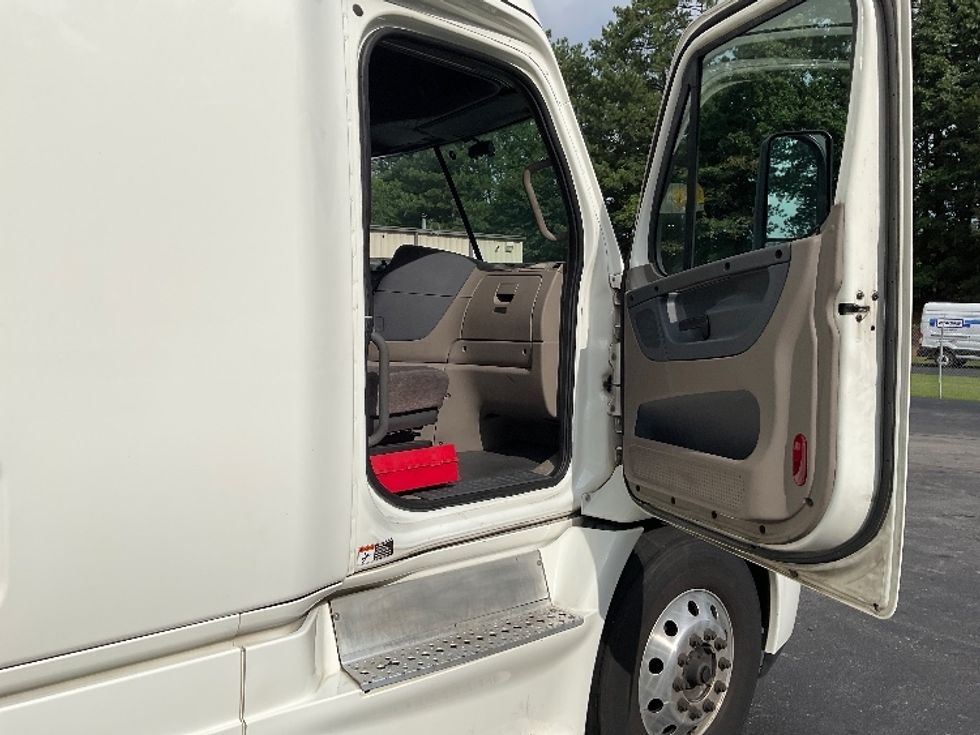 Sleeper Tractor-Heavy Duty Tractors-Freightliner-2019-Cascadia 11364ST-Gainesville-GA-705,115\n\t\tmiles-$ 40,750 - Image 13