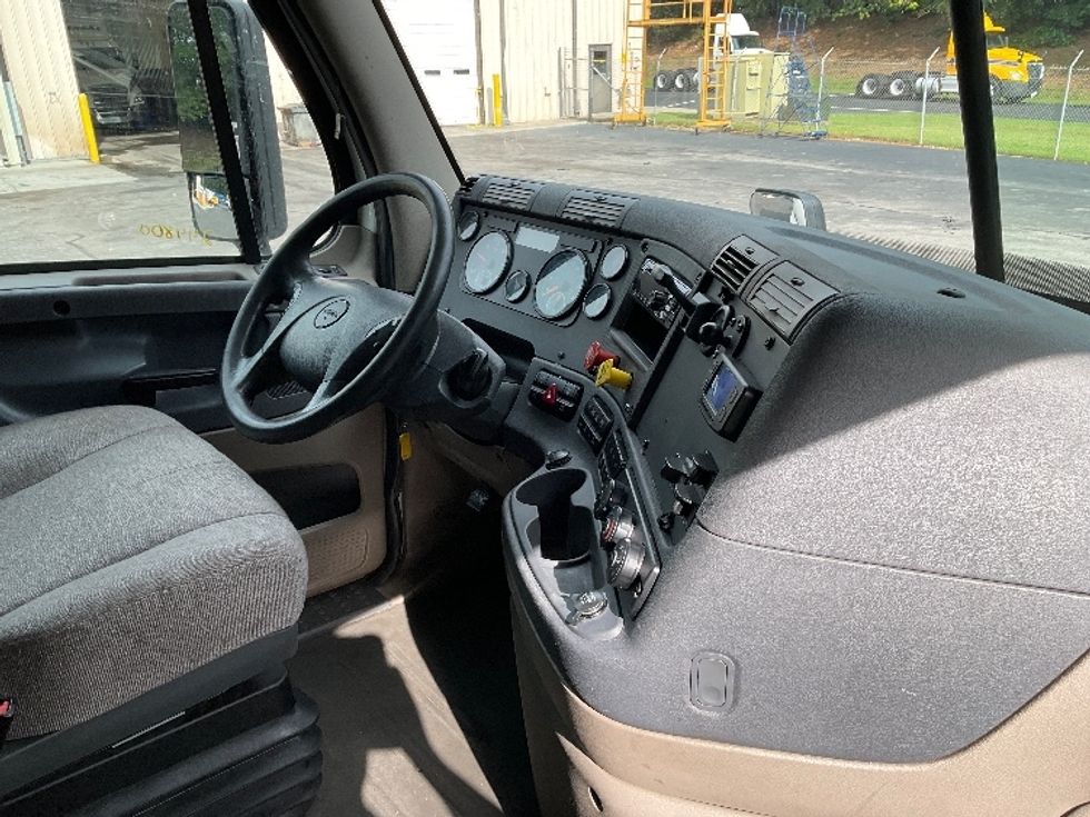 Sleeper Tractor-Heavy Duty Tractors-Freightliner-2019-Cascadia 11364ST-Gainesville-GA-705,115\n\t\tmiles-$ 40,750 - Image 15