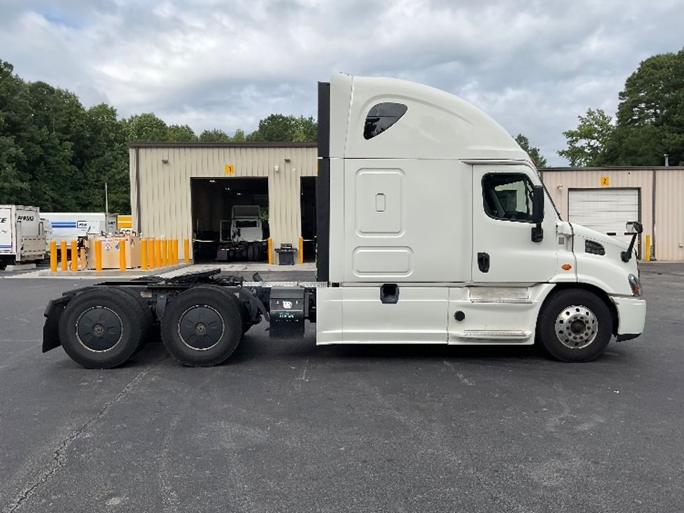 Sleeper Tractor-Heavy Duty Tractors-Freightliner-2019-Cascadia 11364ST-Gainesville-GA-705,115\n\t\tmiles-$ 40,750 - Image 8