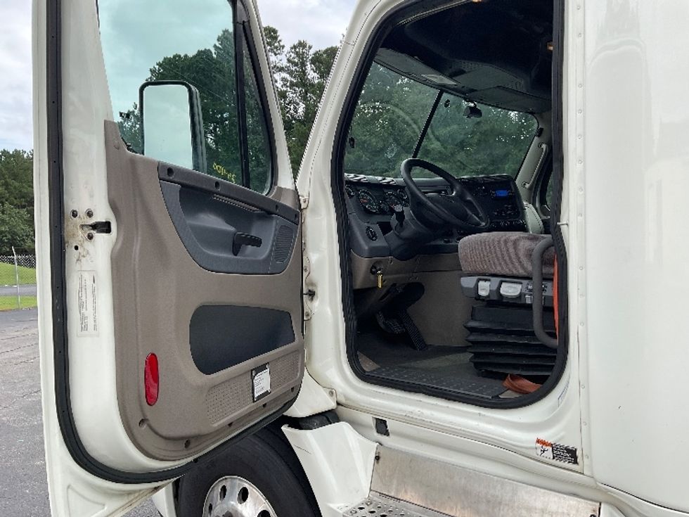 Sleeper Tractor-Heavy Duty Tractors-Freightliner-2019-Cascadia 11364ST-Gainesville-GA-705,115\n\t\tmiles-$ 40,750 - Image 9