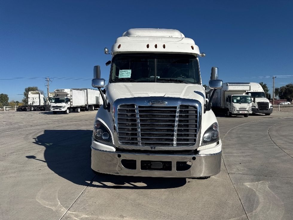 2019 Freightliner Cascadia 113" sleeper cab photo 2