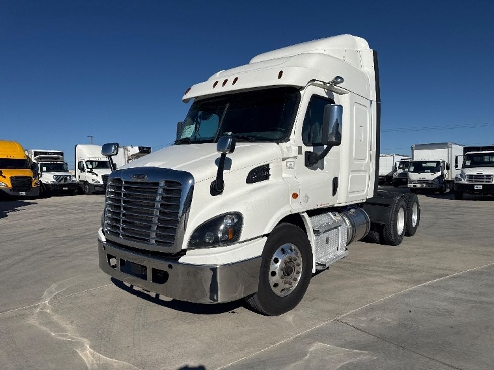 2019 Freightliner Cascadia 113" sleeper cab photo 3