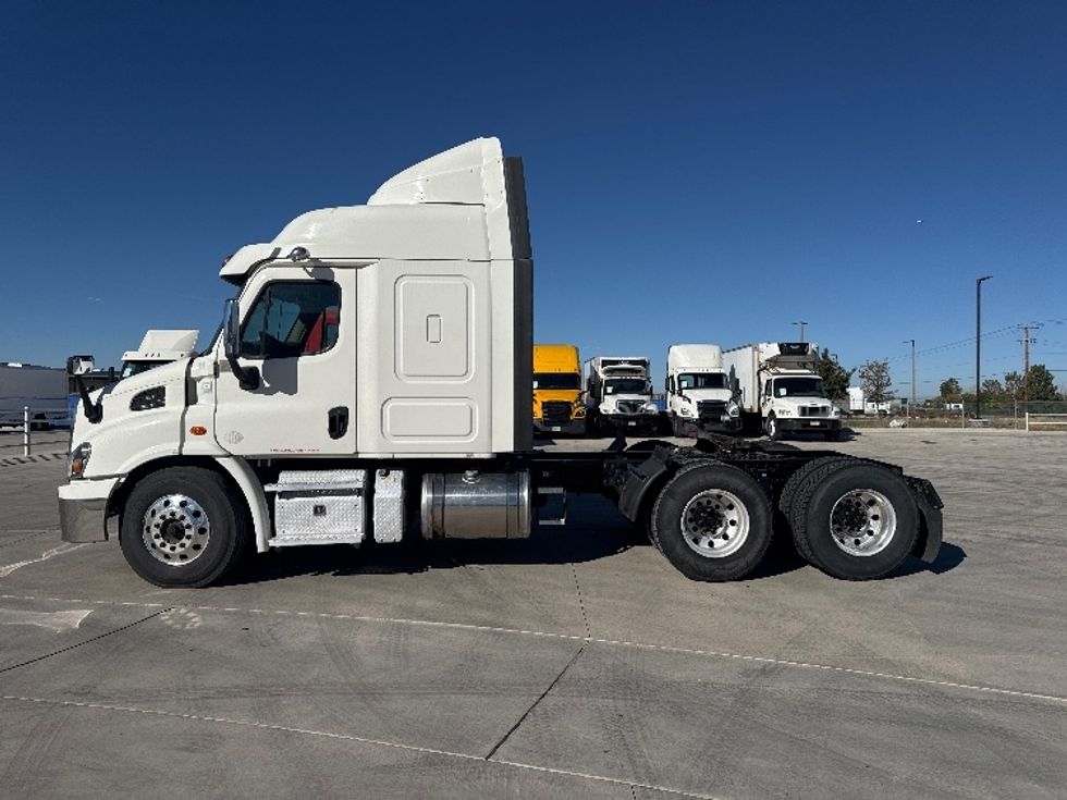 2019 Freightliner Cascadia 113" sleeper cab photo 4