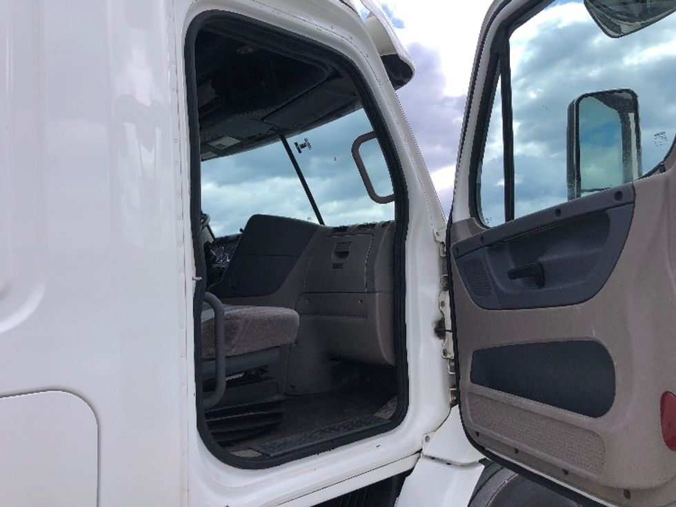 Sleeper Tractor-Heavy Duty Tractors-Freightliner-2019-Cascadia 11364ST-Guilderland Center-NY-542,259\n\t\tmiles-$ 47,000 - Image 13