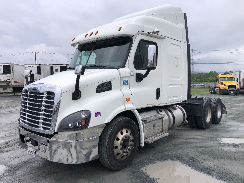 2019 Freightliner Cascadia 113" sleeper cab photo 3