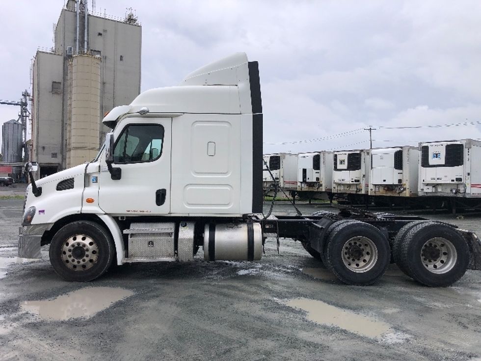 2019 Freightliner Cascadia 113" sleeper cab photo 4