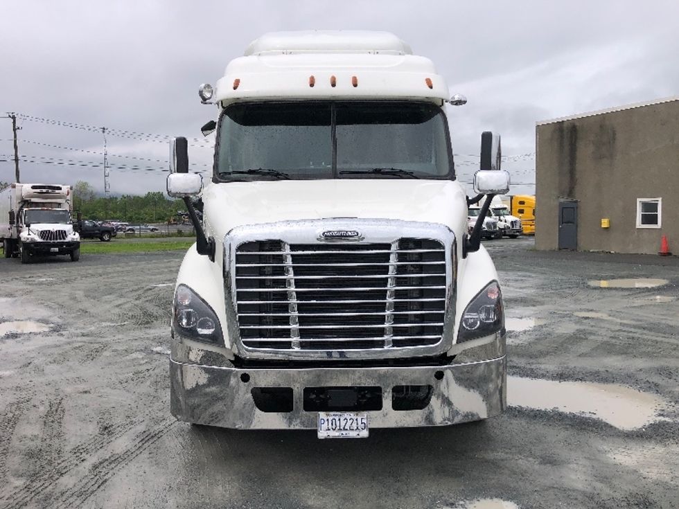 2019 Freightliner Cascadia 113" sleeper cab photo 2