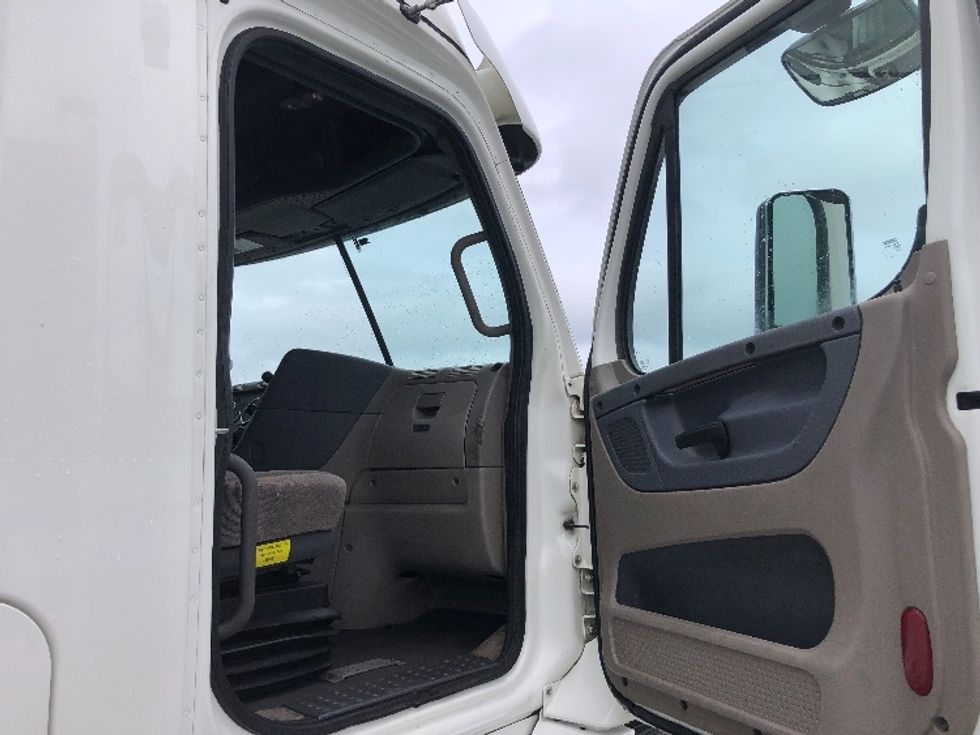 Sleeper Tractor-Heavy Duty Tractors-Freightliner-2019-Cascadia 11364ST-Guilderland Center-NY-559,800\n\t\tmiles-$ 46,000 - Image 13