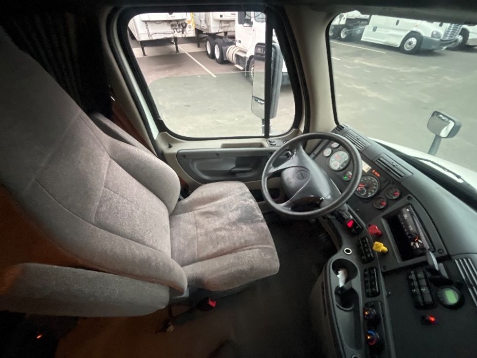 Sleeper Tractor-Heavy Duty Tractors-Freightliner-2019-Cascadia 11364ST-Linden-NJ-266,512\n\t\tmiles-$ 63,750 - Image 10